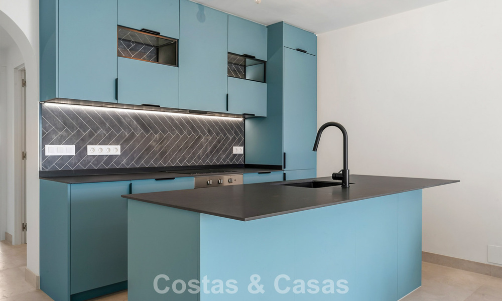 Elegante gelijkvloers appartement met zeezicht in Nueva Andalucia, op wandelafstand van Puerto Banus, Marbella 799777