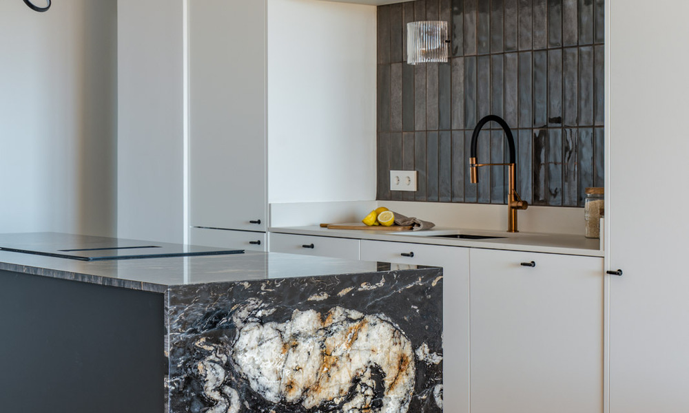 Gemoderniseerd appartement met zeezicht te koop op loopafstand van Puerto Banus en het strand in Nueva Andalucia, Marbella 799784