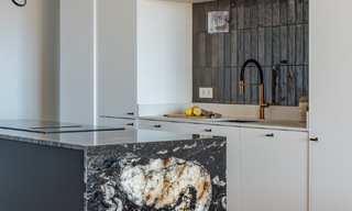 Gemoderniseerd appartement met zeezicht te koop op loopafstand van Puerto Banus en het strand in Nueva Andalucia, Marbella 799784 