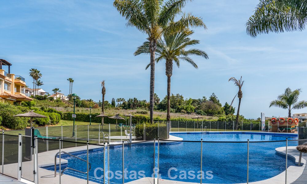 Gemoderniseerd appartement met zeezicht te koop op loopafstand van Puerto Banus en het strand in Nueva Andalucia, Marbella 799786