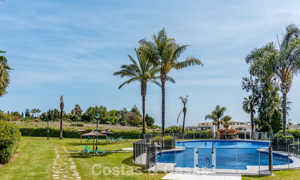 Gemoderniseerd appartement met zeezicht te koop op loopafstand van Puerto Banus en het strand in Nueva Andalucia, Marbella 799787