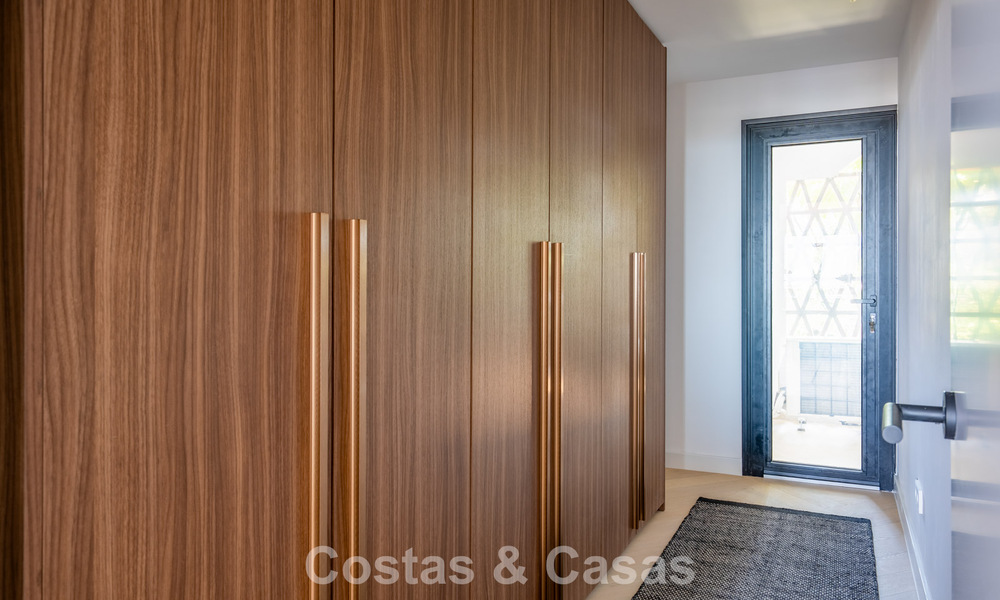 Gemoderniseerd appartement met zeezicht te koop op loopafstand van Puerto Banus en het strand in Nueva Andalucia, Marbella 799789