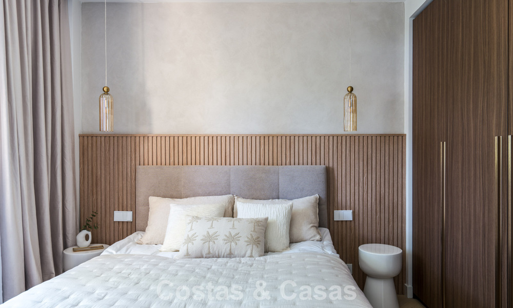 Gemoderniseerd appartement met zeezicht te koop op loopafstand van Puerto Banus en het strand in Nueva Andalucia, Marbella 799791