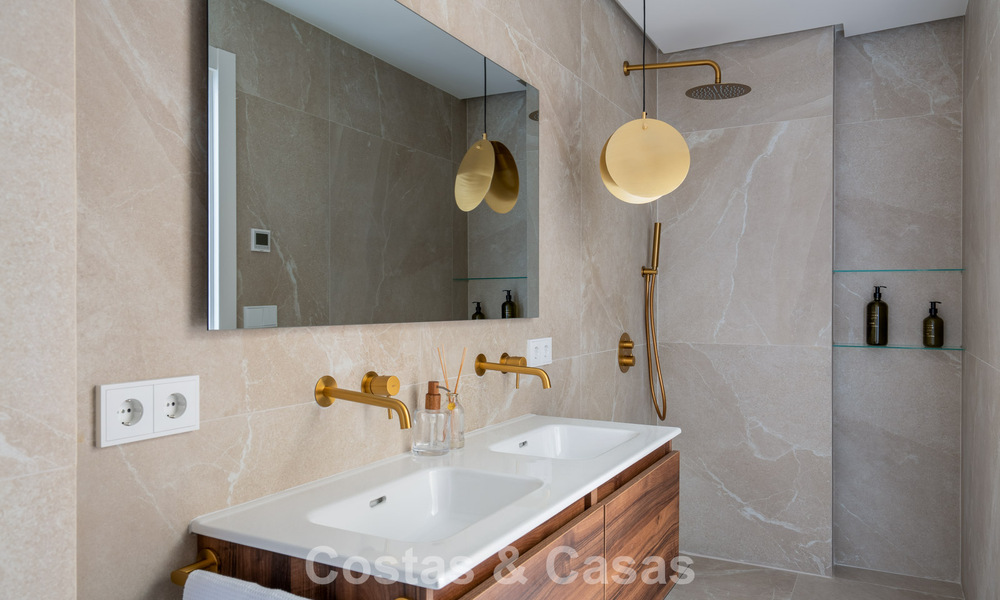 Gemoderniseerd appartement met zeezicht te koop op loopafstand van Puerto Banus en het strand in Nueva Andalucia, Marbella 799794