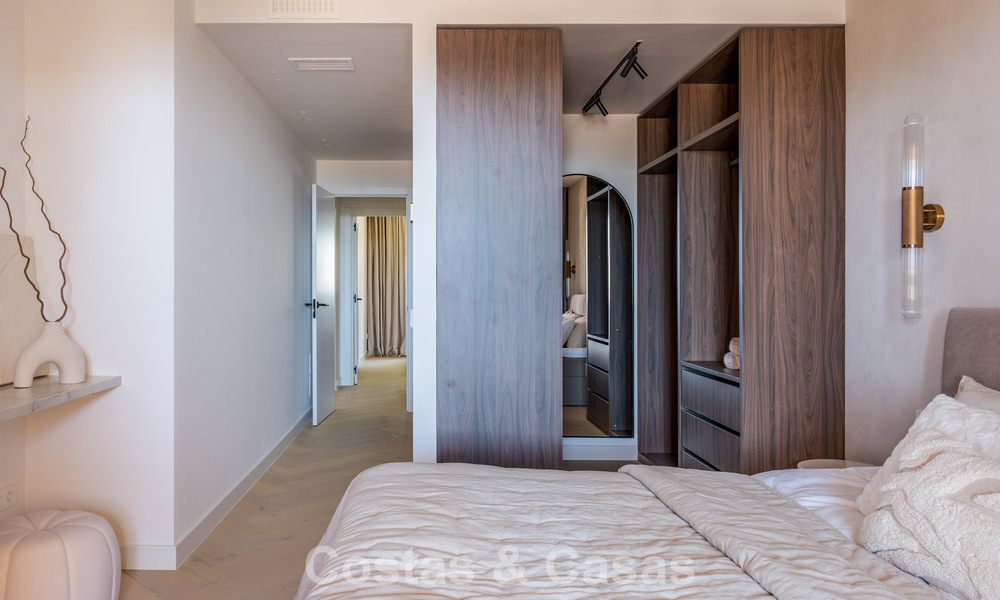 Gemoderniseerd appartement met zeezicht te koop op loopafstand van Puerto Banus en het strand in Nueva Andalucia, Marbella 799799