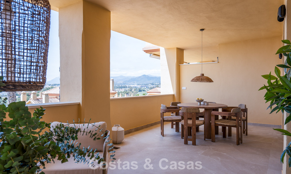 Gemoderniseerd appartement met zeezicht te koop op loopafstand van Puerto Banus en het strand in Nueva Andalucia, Marbella 799805