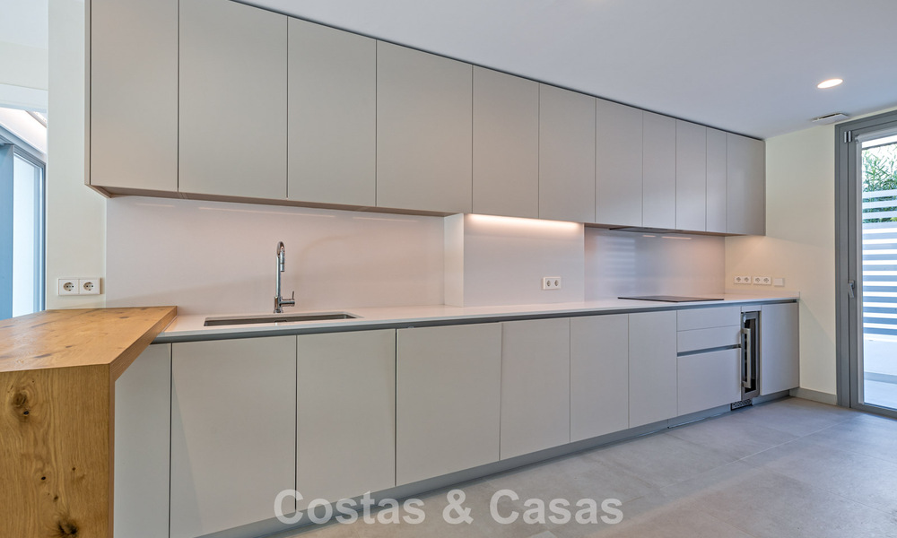 Moderne halfvrijstaande villa te koop dicht bij voorzieningen in Guadalmina en San Pedro centrum, Marbella 799886