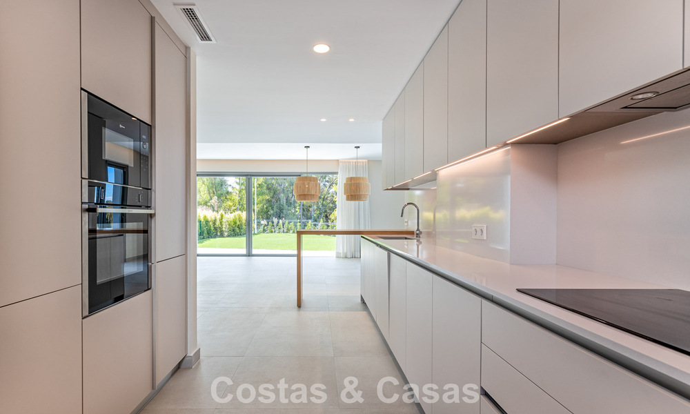 Moderne halfvrijstaande villa te koop dicht bij voorzieningen in Guadalmina en San Pedro centrum, Marbella 799887