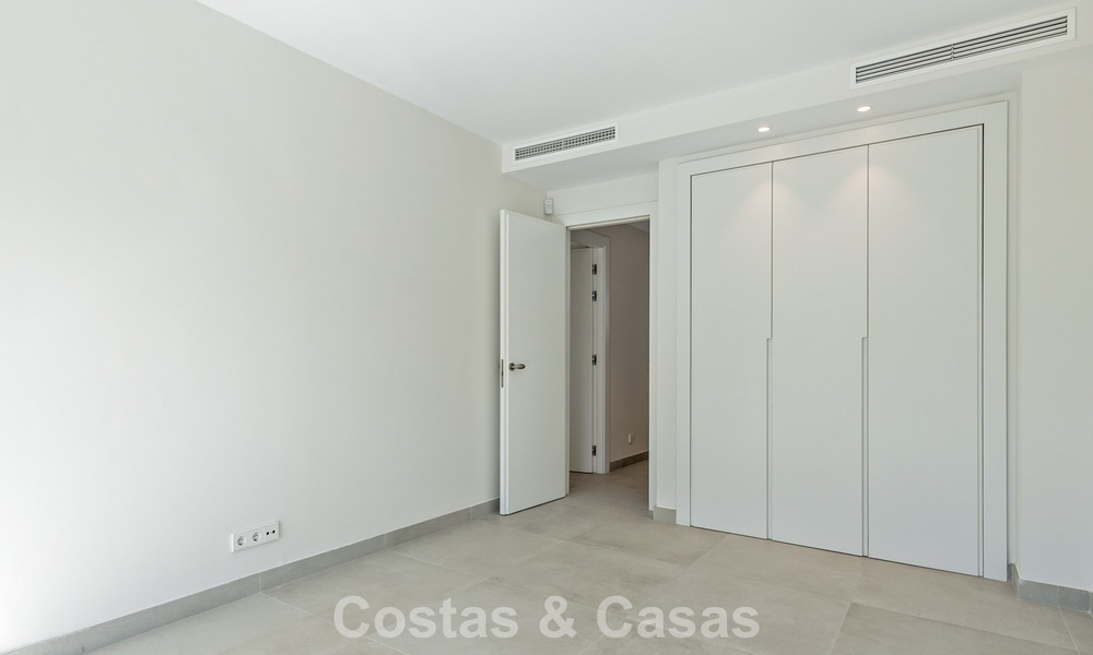 Moderne halfvrijstaande villa te koop dicht bij voorzieningen in Guadalmina en San Pedro centrum, Marbella 799894