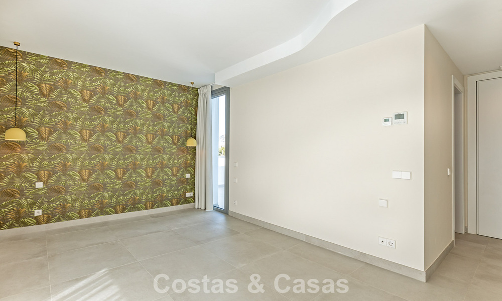 Moderne halfvrijstaande villa te koop dicht bij voorzieningen in Guadalmina en San Pedro centrum, Marbella 799895