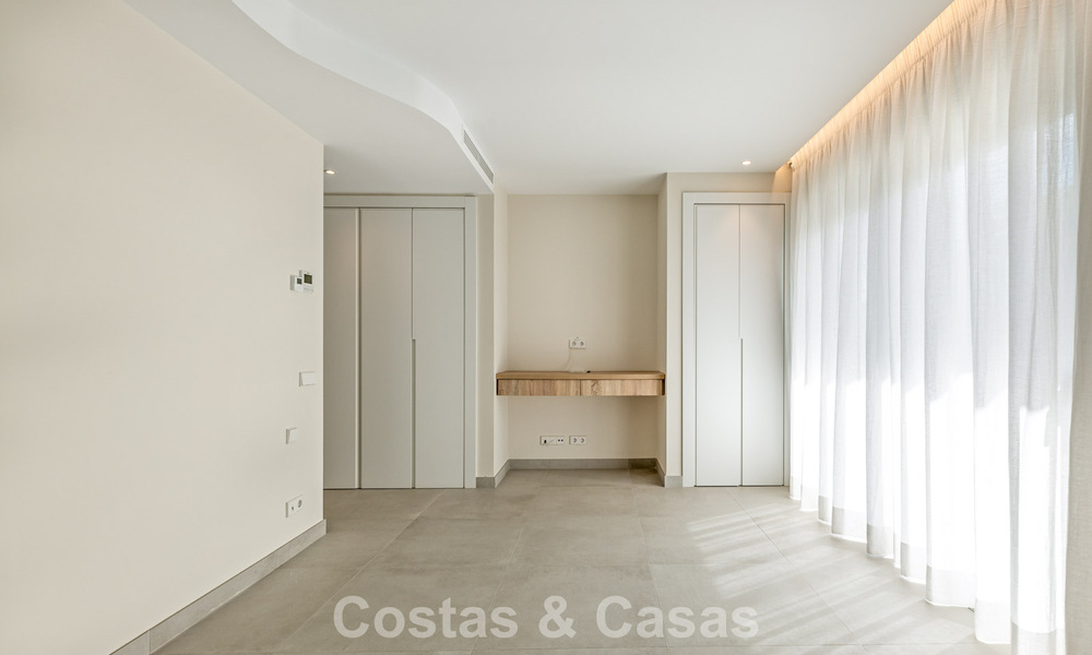 Moderne halfvrijstaande villa te koop dicht bij voorzieningen in Guadalmina en San Pedro centrum, Marbella 799896
