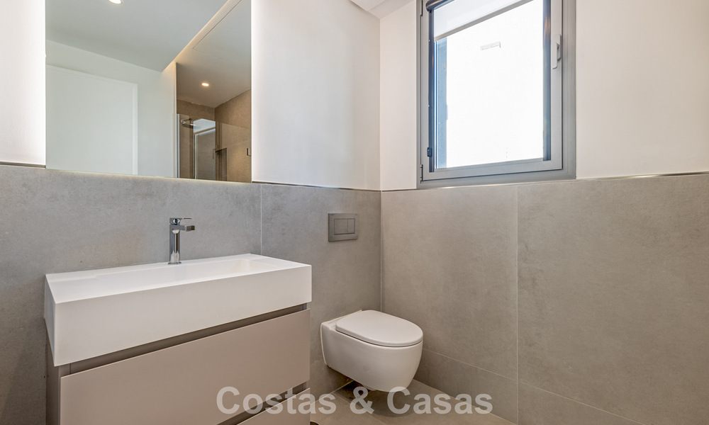 Moderne halfvrijstaande villa te koop dicht bij voorzieningen in Guadalmina en San Pedro centrum, Marbella 799898
