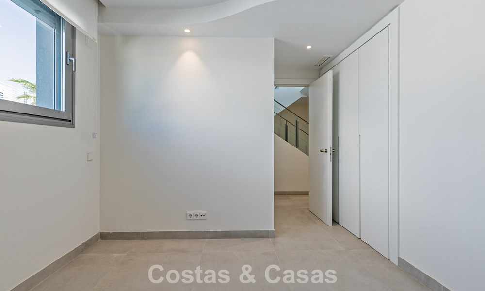 Moderne halfvrijstaande villa te koop dicht bij voorzieningen in Guadalmina en San Pedro centrum, Marbella 799900