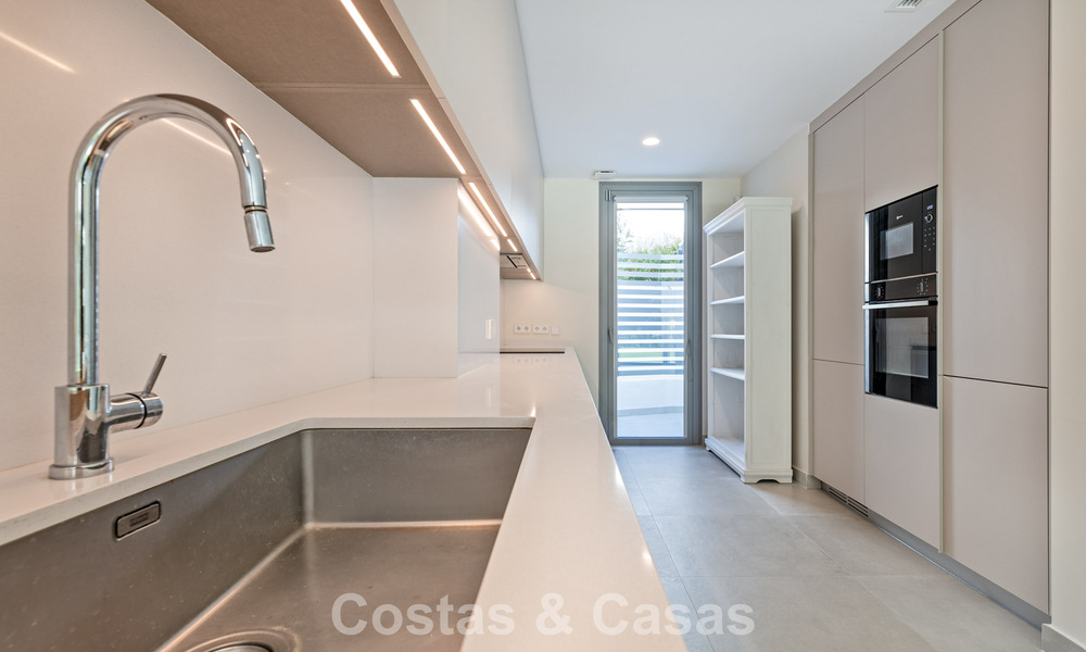 Moderne halfvrijstaande villa te koop dicht bij voorzieningen in Guadalmina en San Pedro centrum, Marbella 799914