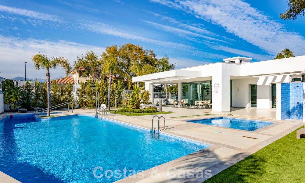 Moderne halfvrijstaande villa te koop dicht bij voorzieningen in Guadalmina en San Pedro centrum, Marbella 799915
