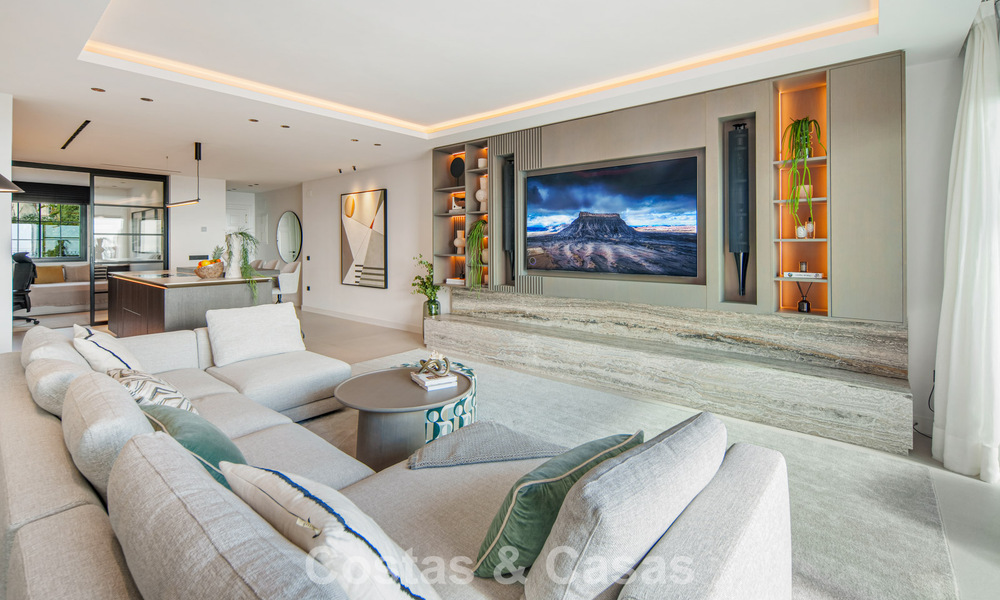 Hoogwaardig gerenoveerd penthouse met spectaculair zeezicht te koop in Marbella - Benahavis 800050