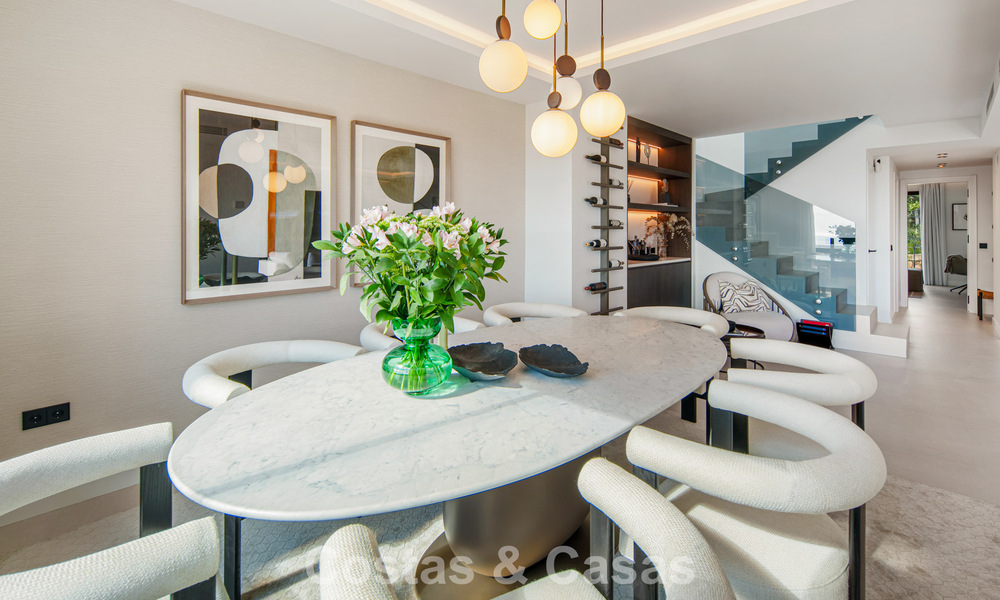 Hoogwaardig gerenoveerd penthouse met spectaculair zeezicht te koop in Marbella - Benahavis 800051