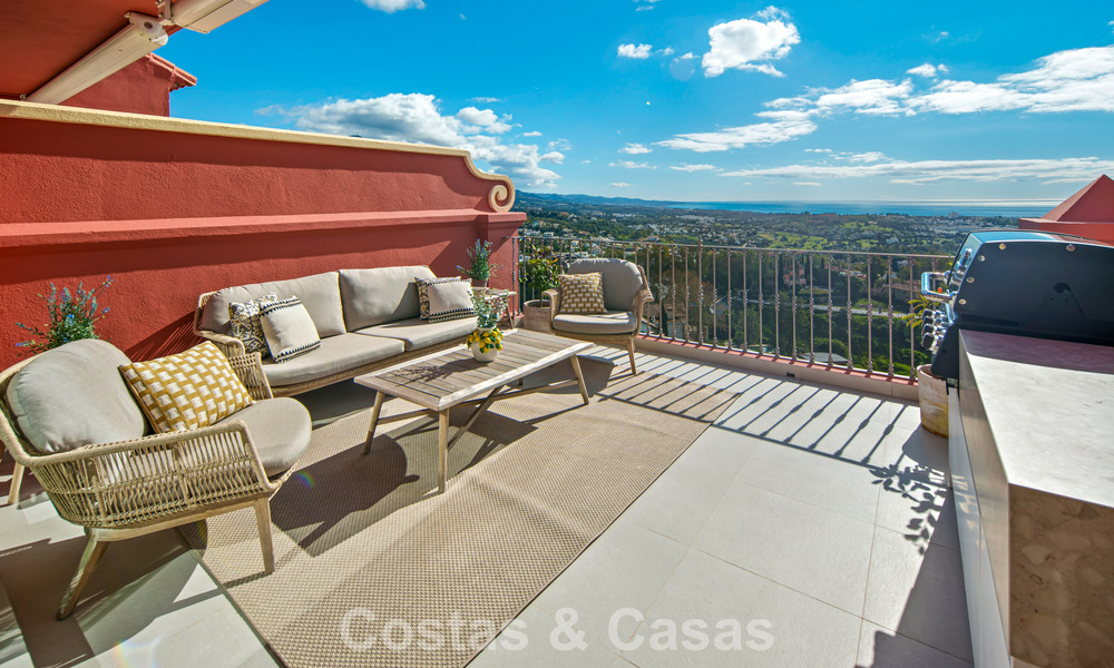 Hoogwaardig gerenoveerd penthouse met spectaculair zeezicht te koop in Marbella - Benahavis 800054