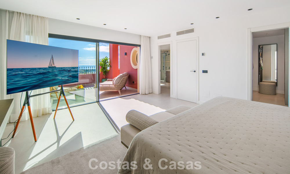 Hoogwaardig gerenoveerd penthouse met spectaculair zeezicht te koop in Marbella - Benahavis 800059