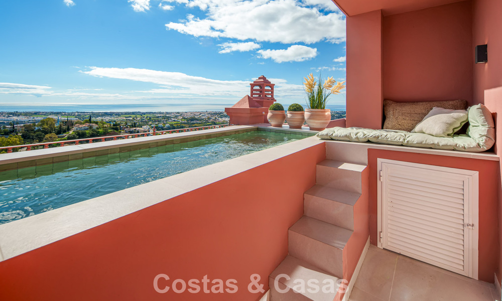 Hoogwaardig gerenoveerd penthouse met spectaculair zeezicht te koop in Marbella - Benahavis 800064