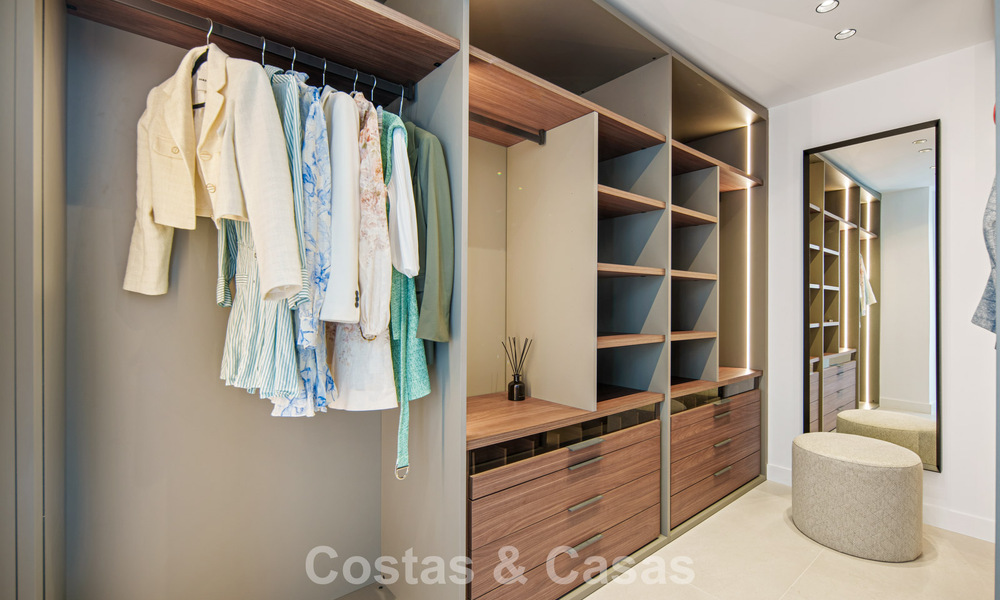 Hoogwaardig gerenoveerd penthouse met spectaculair zeezicht te koop in Marbella - Benahavis 800081