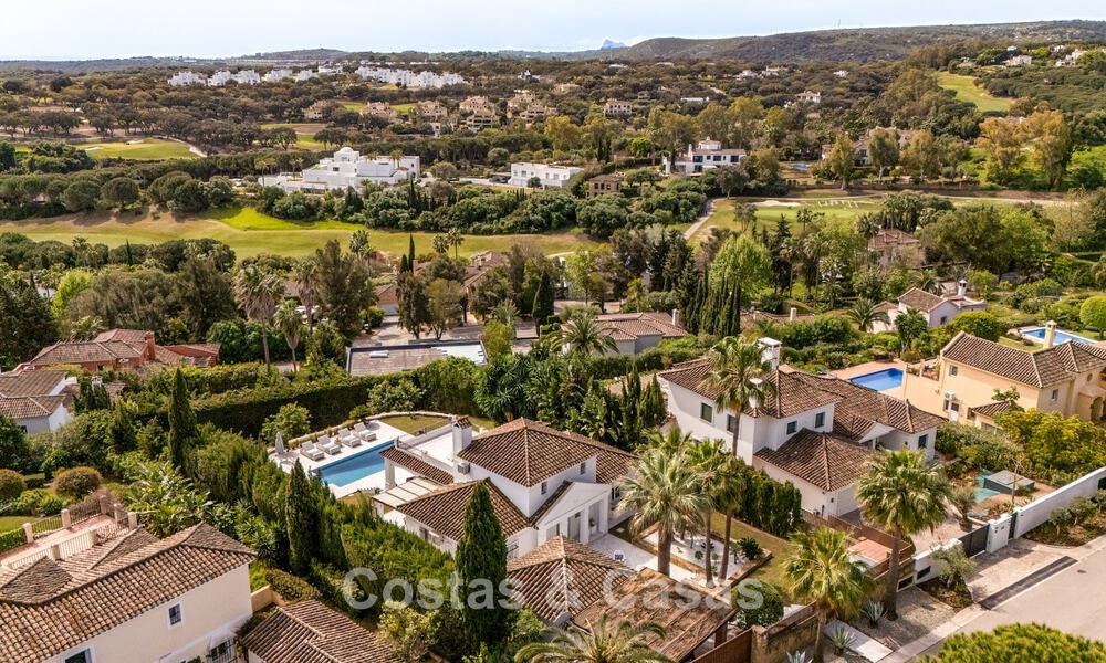 Prachtig, eigentijds gerenoveerde, Andalusische villa met panoramisch zeezicht te koop in Sotogrande, Costa del Sol 799839