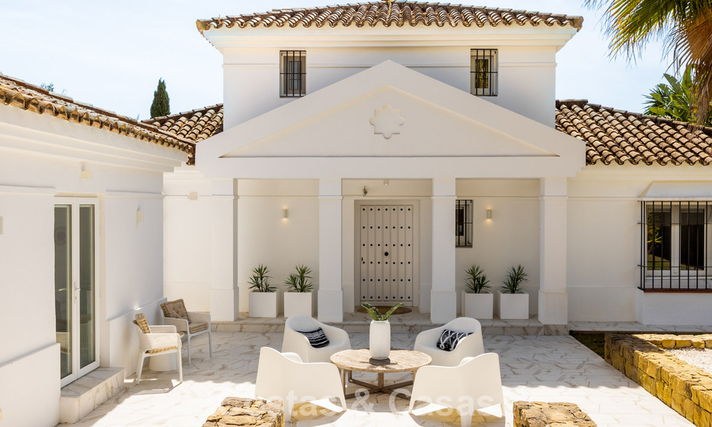 Prachtig, eigentijds gerenoveerde, Andalusische villa met panoramisch zeezicht te koop in Sotogrande, Costa del Sol 799848