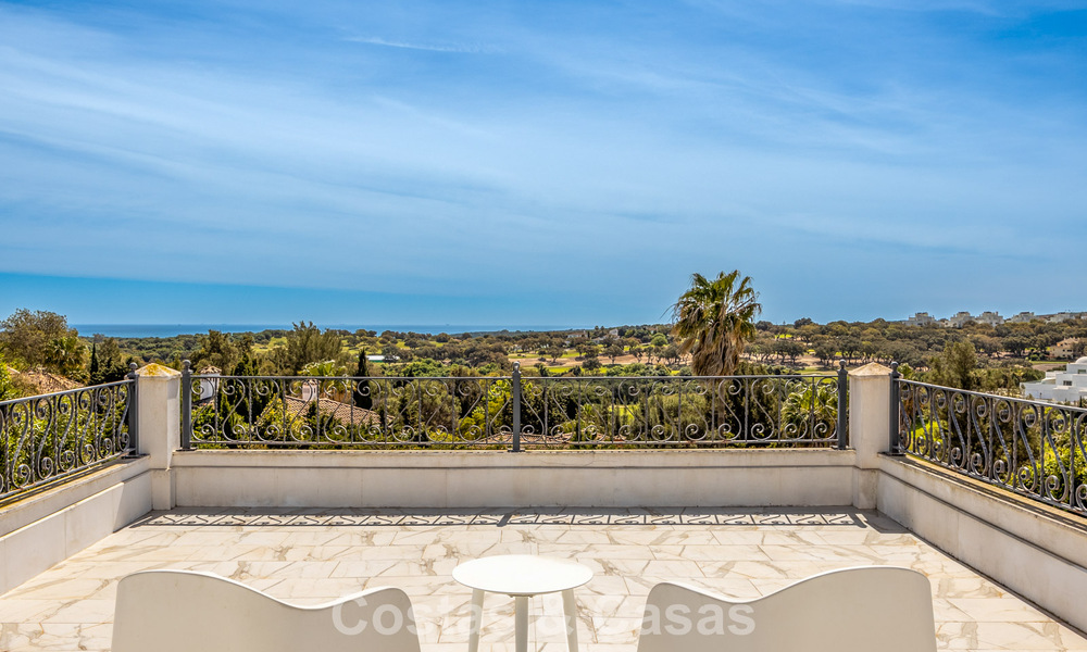 Prachtig, eigentijds gerenoveerde, Andalusische villa met panoramisch zeezicht te koop in Sotogrande, Costa del Sol 799855