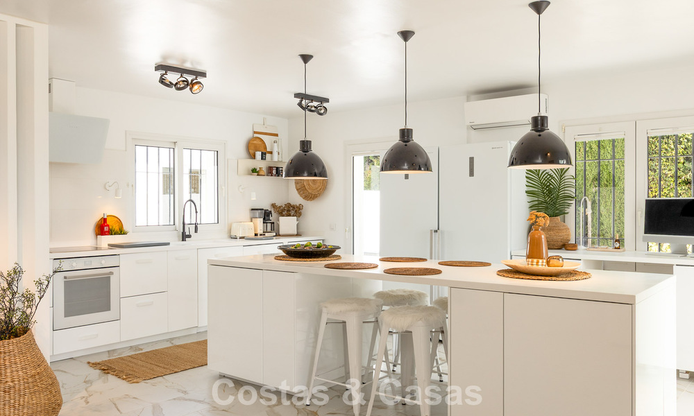 Prachtig, eigentijds gerenoveerde, Andalusische villa met panoramisch zeezicht te koop in Sotogrande, Costa del Sol 799867