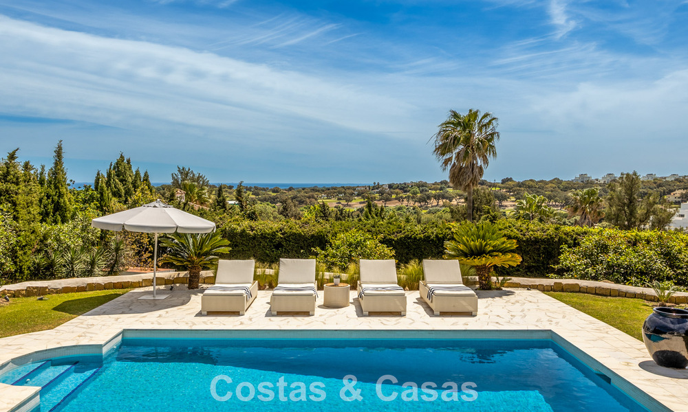 Prachtig, eigentijds gerenoveerde, Andalusische villa met panoramisch zeezicht te koop in Sotogrande, Costa del Sol 799879