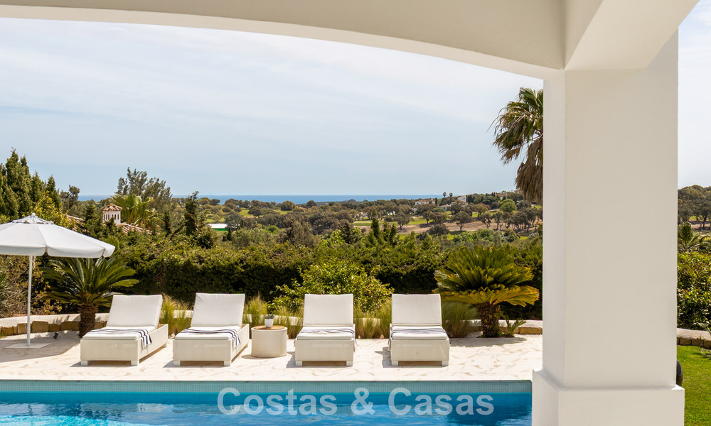 Prachtig, eigentijds gerenoveerde, Andalusische villa met panoramisch zeezicht te koop in Sotogrande, Costa del Sol 799881
