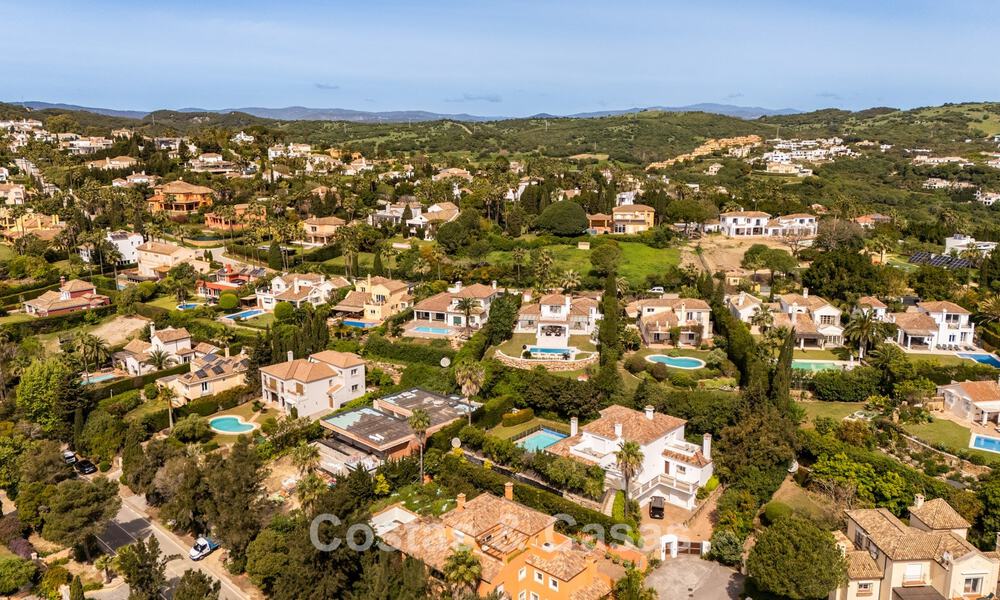 Prachtig, eigentijds gerenoveerde, Andalusische villa met panoramisch zeezicht te koop in Sotogrande, Costa del Sol 799883