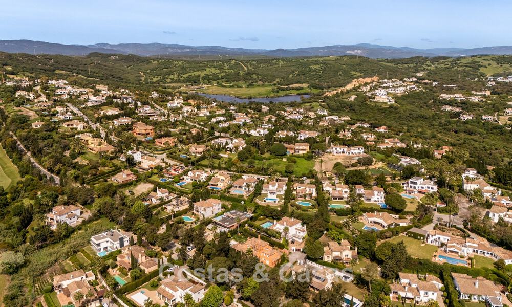 Prachtig, eigentijds gerenoveerde, Andalusische villa met panoramisch zeezicht te koop in Sotogrande, Costa del Sol 799884