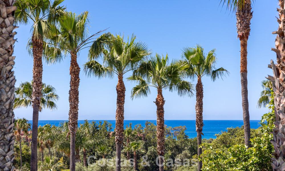 Gerenoveerde, halfvrijstaande villa te koop met zeezicht aan de golfbaan ten Oosten van Marbella 800239
