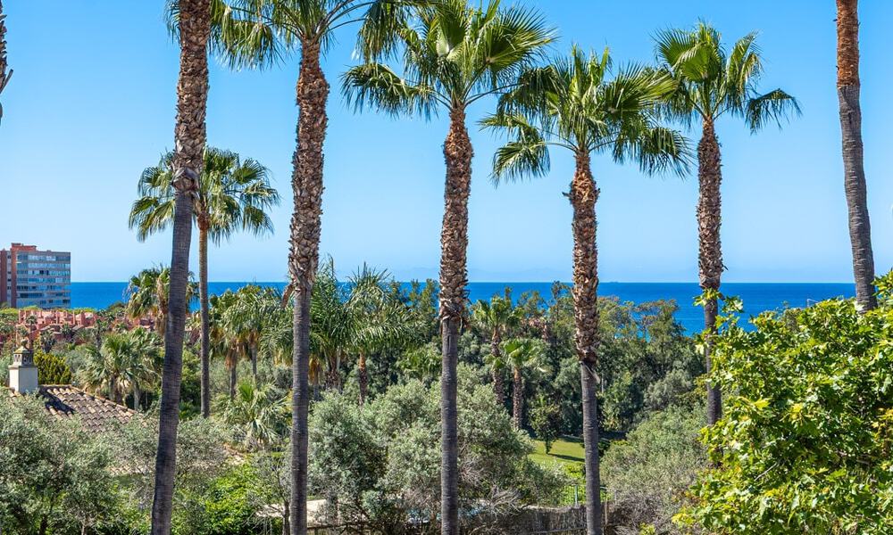 Gerenoveerde, halfvrijstaande villa te koop met zeezicht aan de golfbaan ten Oosten van Marbella 800240
