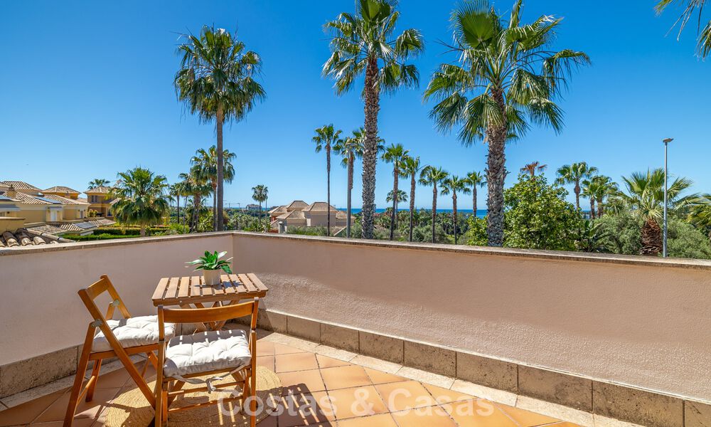 Gerenoveerde, halfvrijstaande villa te koop met zeezicht aan de golfbaan ten Oosten van Marbella 800243