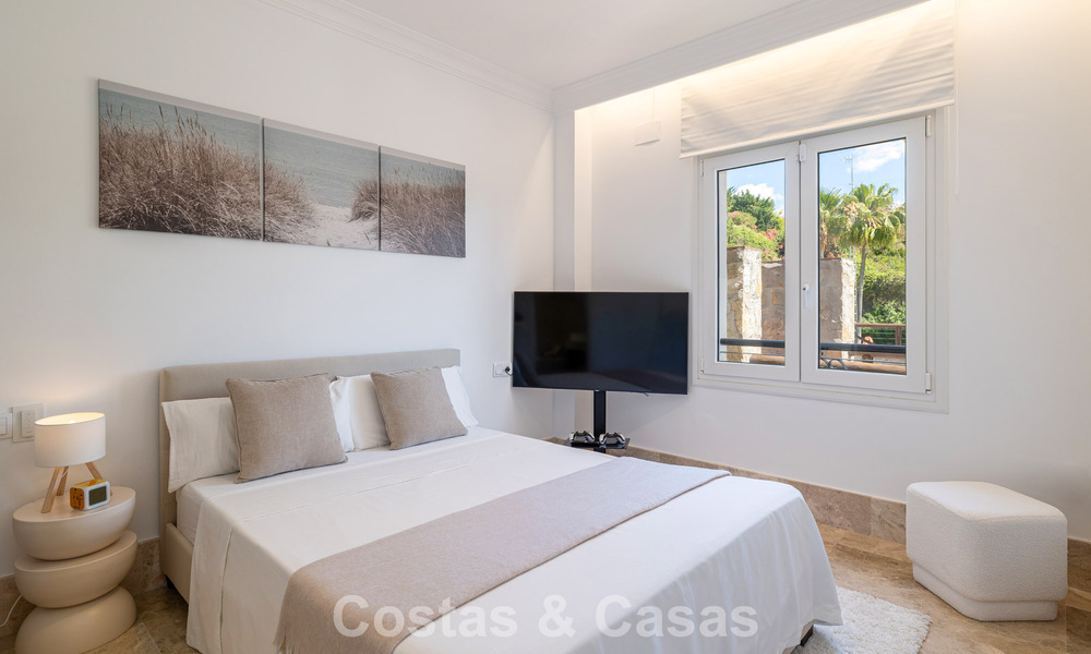 Gerenoveerde, halfvrijstaande villa te koop met zeezicht aan de golfbaan ten Oosten van Marbella 800245