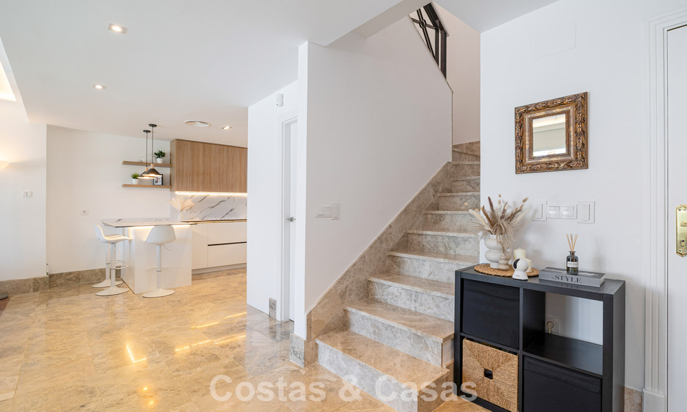 Gerenoveerde, halfvrijstaande villa te koop met zeezicht aan de golfbaan ten Oosten van Marbella 800254