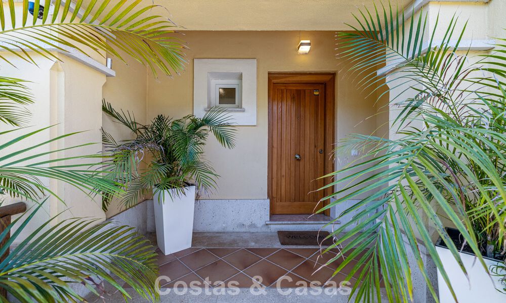 Gerenoveerde, halfvrijstaande villa te koop met zeezicht aan de golfbaan ten Oosten van Marbella 800255