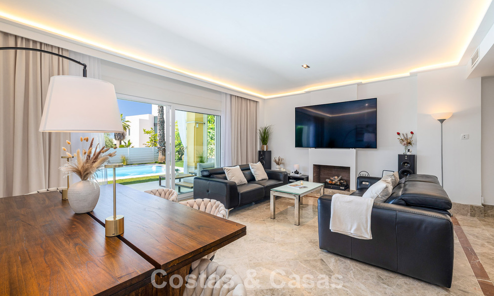 Gerenoveerde, halfvrijstaande villa te koop met zeezicht aan de golfbaan ten Oosten van Marbella 800259