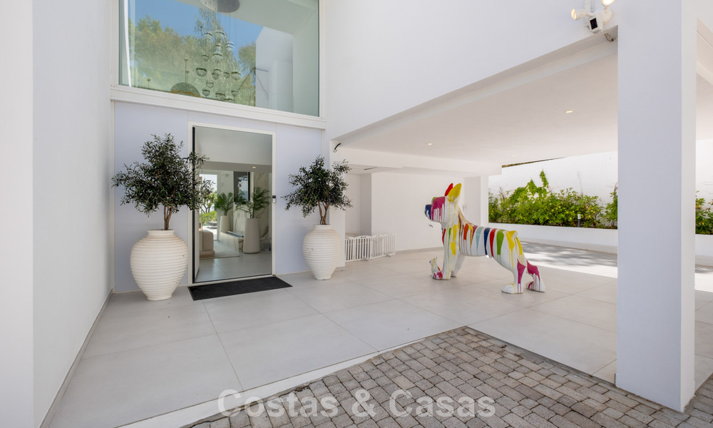 Moderne luxevilla met eigentijdse bouwstijl te koop met panoramisch uitzicht in de heuvels van Marbella Oost 800263
