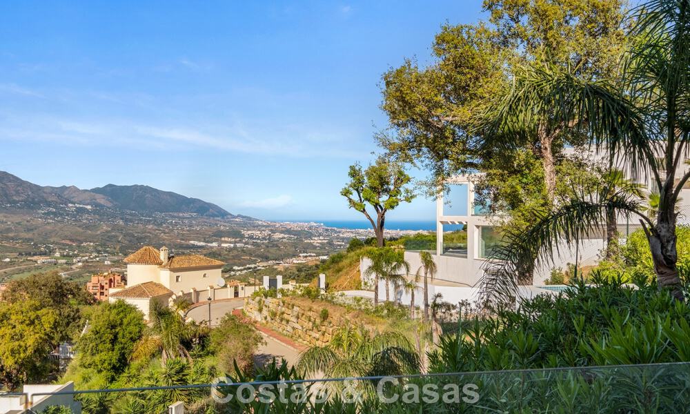 Moderne luxevilla met eigentijdse bouwstijl te koop met panoramisch uitzicht in de heuvels van Marbella Oost 800265