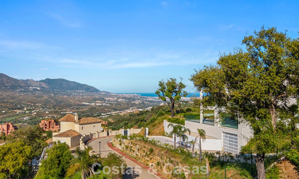 Moderne luxevilla met eigentijdse bouwstijl te koop met panoramisch uitzicht in de heuvels van Marbella Oost 800266