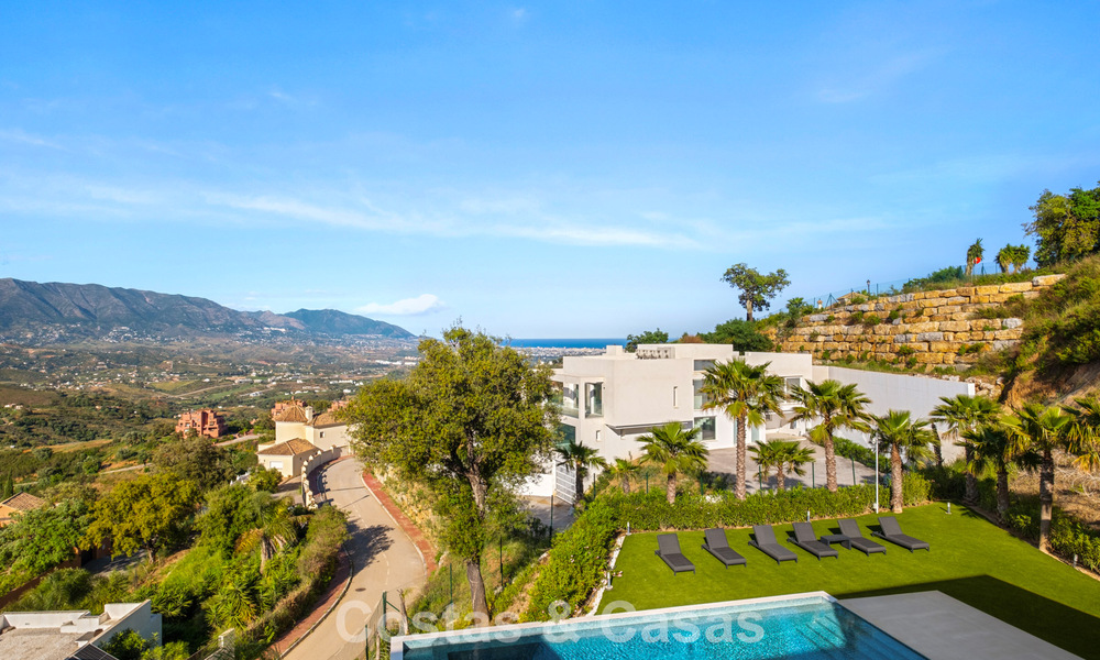 Moderne luxevilla met eigentijdse bouwstijl te koop met panoramisch uitzicht in de heuvels van Marbella Oost 800267