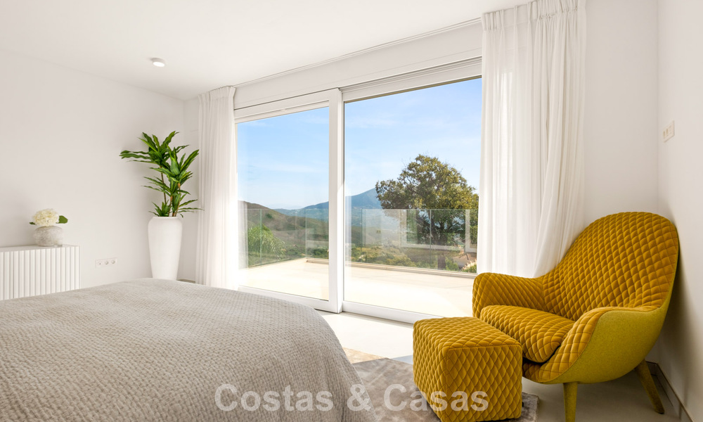 Moderne luxevilla met eigentijdse bouwstijl te koop met panoramisch uitzicht in de heuvels van Marbella Oost 800270