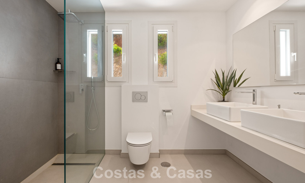 Moderne luxevilla met eigentijdse bouwstijl te koop met panoramisch uitzicht in de heuvels van Marbella Oost 800271