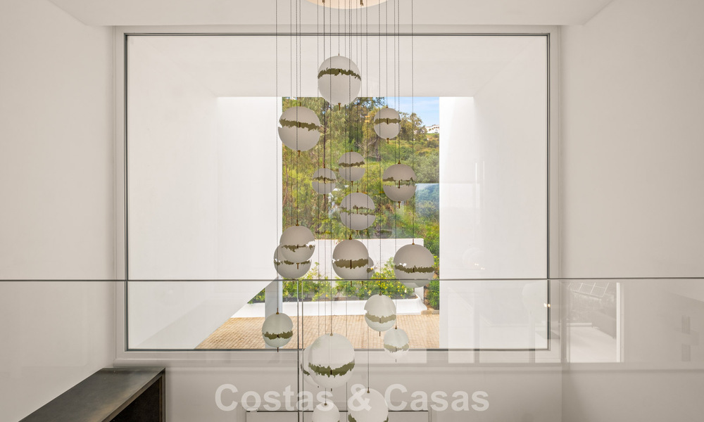 Moderne luxevilla met eigentijdse bouwstijl te koop met panoramisch uitzicht in de heuvels van Marbella Oost 800277