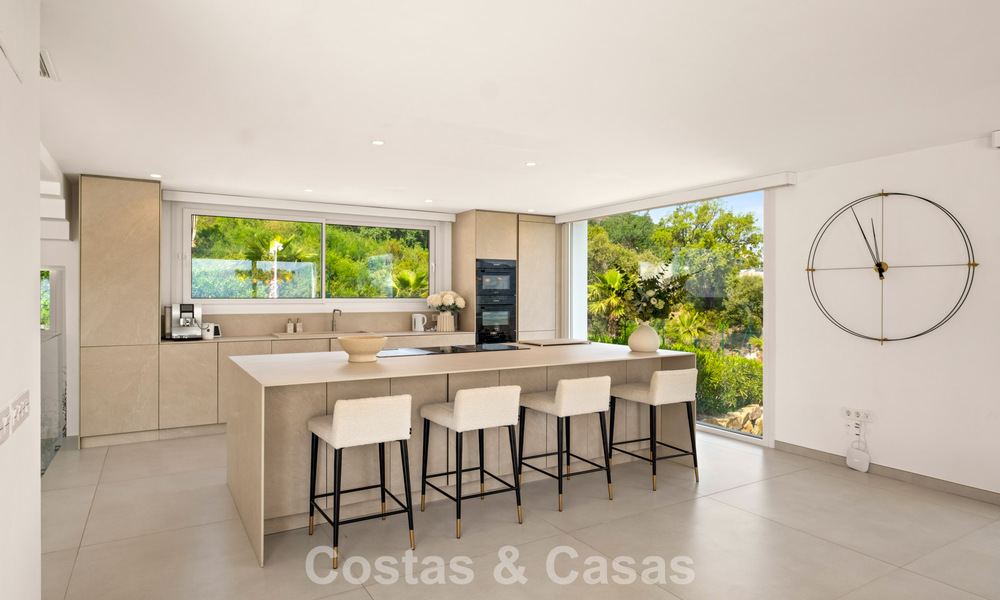 Moderne luxevilla met eigentijdse bouwstijl te koop met panoramisch uitzicht in de heuvels van Marbella Oost 800281