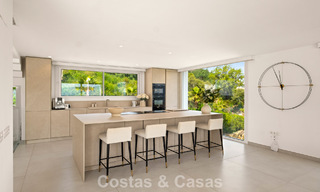 Moderne luxevilla met eigentijdse bouwstijl te koop met panoramisch uitzicht in de heuvels van Marbella Oost 800281 
