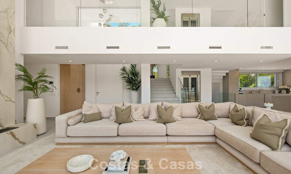 Moderne luxevilla met eigentijdse bouwstijl te koop met panoramisch uitzicht in de heuvels van Marbella Oost 800283